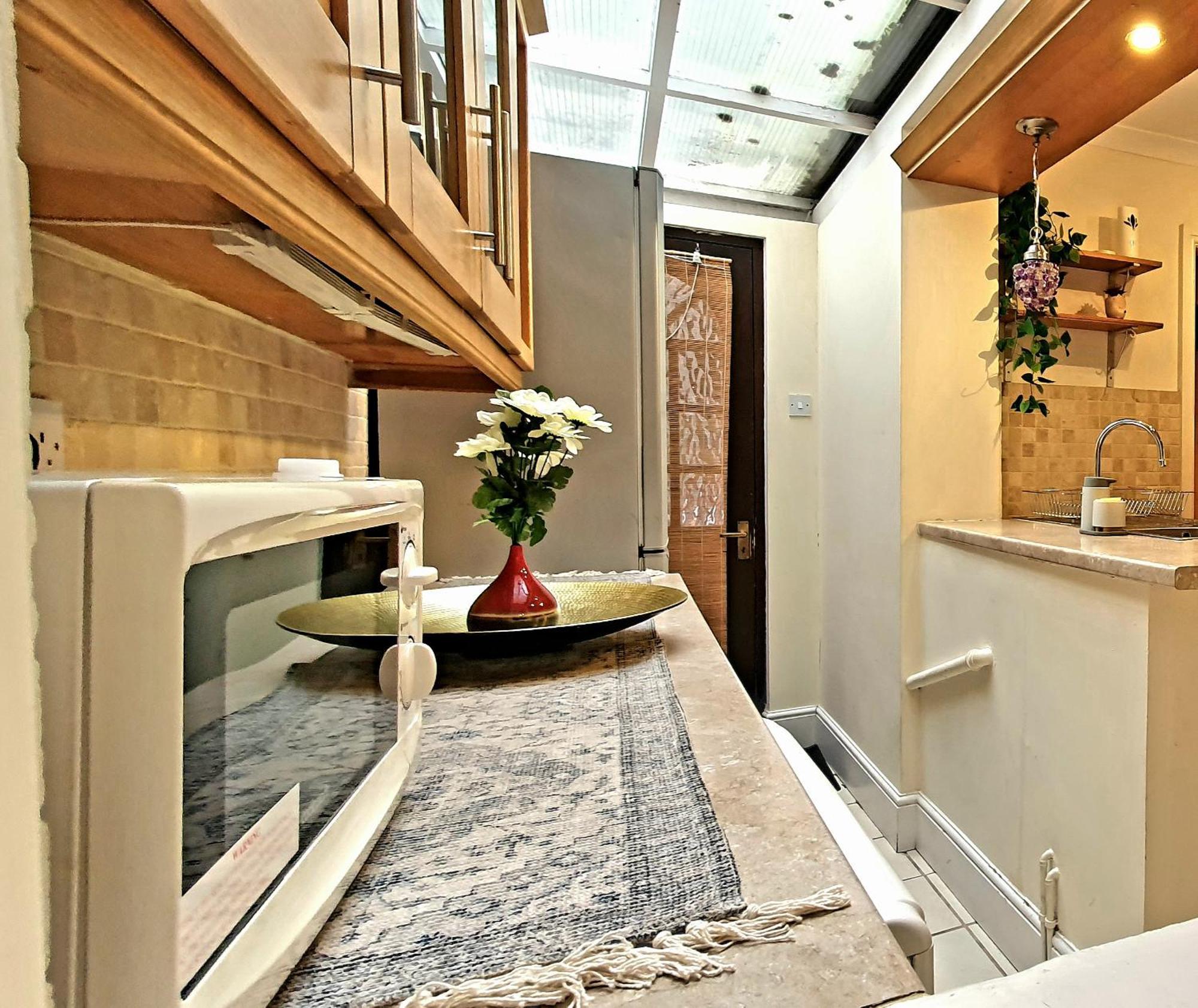 Inviting 2-Bed Cottage In Windsor Exterior photo